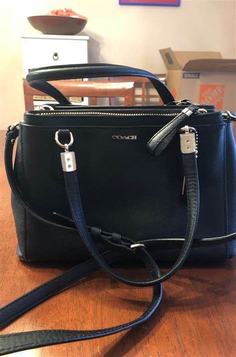 Coach Bag 2 Zipper Pockets On The Side With Snap Closure In Middle