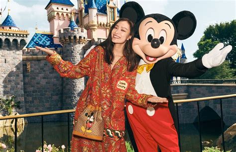 Vybírejte šaty, plavky či tuniky pro plnoštíhlé. Gucci vydává kolekci s Mickey Mousem | FashionMagazin.cz