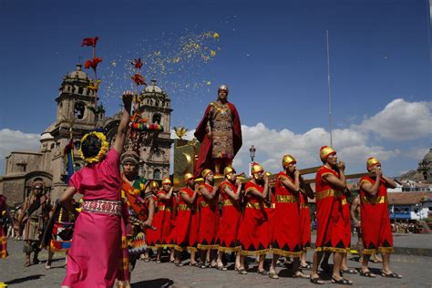It's performed in three different stages; Inti Raymi: el inca y su majestuosa fiesta