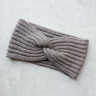 How to knit a headband with a twist | knitting tutorial. Ravelry: Headband with a twist pattern by Mirella Moments