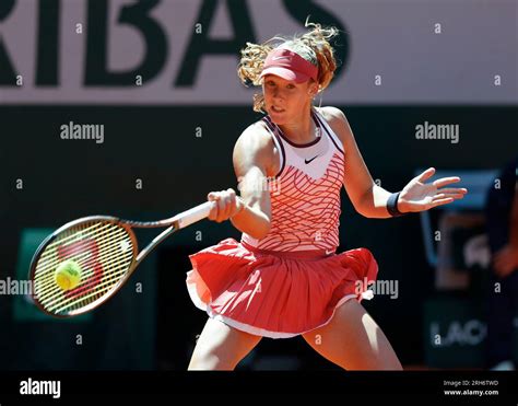 La Joueuse De Tennis Russe Mirra Andreeva En Action Au Tournoi De