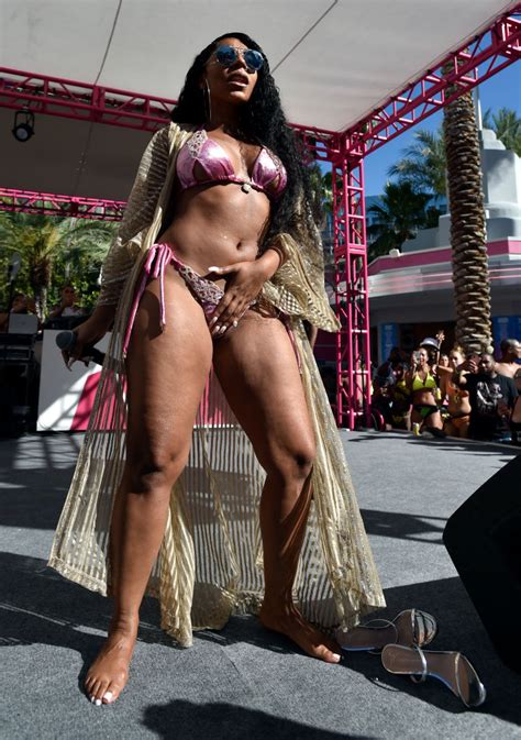 16 Photos Of Ashantis Incredible Bikini Body