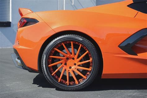 «451 градус по фаренгейту» (англ. Chevrolet Corvette C8 Stingray Orange Avant Garde F451 | Wheel Front