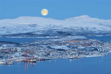 Tromso Na Lua Inteira Em Tempo De Inverno Noruega Imagem De Stock