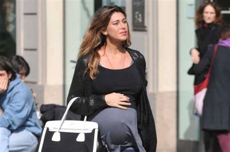 Secondo un'indiscrezione di novella 2000, la splendida showgirl novella 2000 ha sganciato la bomba: Belen Rodriguez incinta? Svelati sesso e nome del secondo ...
