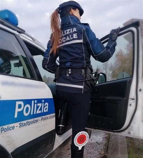 Pin By Frank On Italian Cops Female Cop Police Women Police