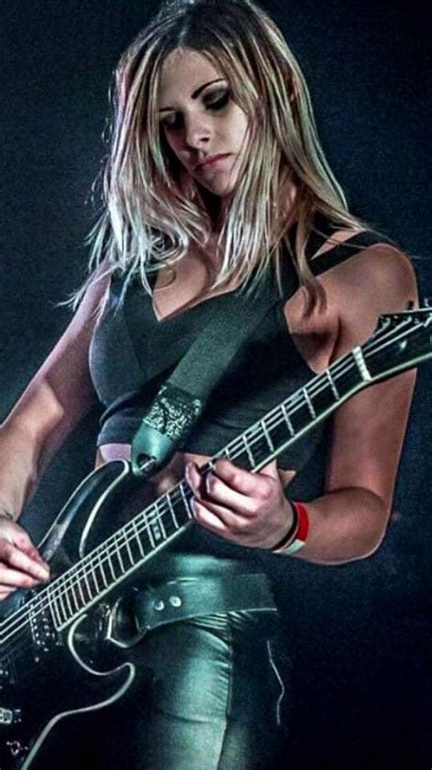 Pin By Vic Thomé On 000 Musik Female Guitarist Heavy Metal Girl