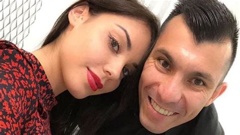 Estaba en doping, por eso no salió en la foto y lo mismo charles». Gary Medel y Cristina Morales confirman que tendrán otro ...