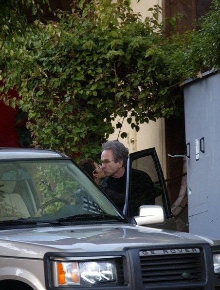 Warren Beatty Kissing His Wife Annette Bening At His Range Rover
