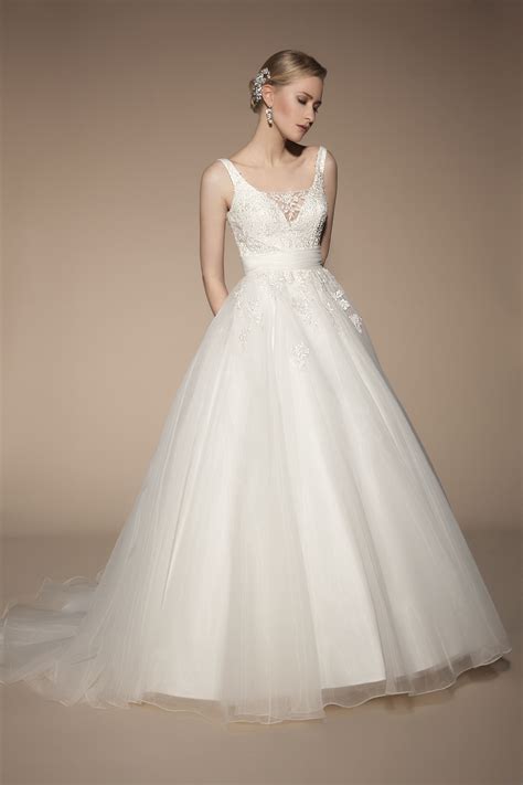 Https://techalive.net/wedding/benjamin Roberts Wedding Dress Designer