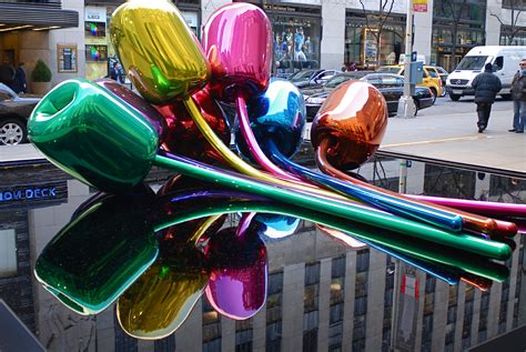 As part of jeff koons's celebration, an ongoing series of paintings and sculptures that memorialize the rituals, icons, and images surrounding birthdays, holidays, and other party occasions, balloon dog (blue) may be the most imposing work.using the recognizable form of a balloon twisted into the shape of a dog, koons has frozen a moment in time, exaggerating both scale and material. Jeff Koons offre une de ses sculptures à la ville de Paris