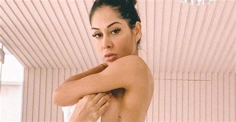 Mayra Cardi Posa Nua Para Mostrar Banheiro Luxuoso De Sua Nova Mans O