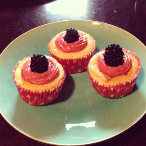 Cotton Soft Japanese Cheesecake Cupcakes With Blackberry Buttercream