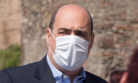 Mascherine all'aperto, obbligo solo in lombardia. Nel Lazio la mascherina è obbligatoria anche per incontri ...