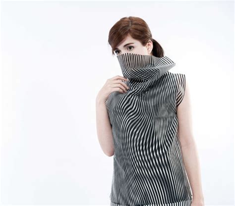 Ss17 Fashion Design Uses Optical Illusion To Create Motion Illusion For