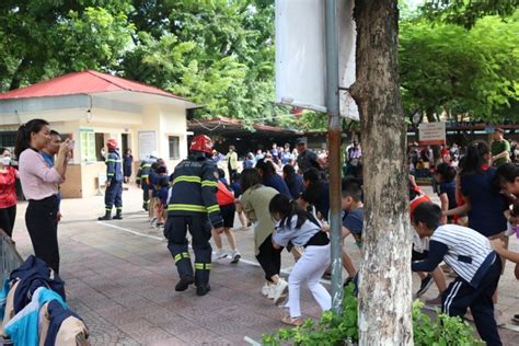 Tween Tiểu Học Nam Thành Công Thử Sức Làm Lính Cứu Hỏa Học Kỹ Năng Phòng Cháy Chữa Cháy