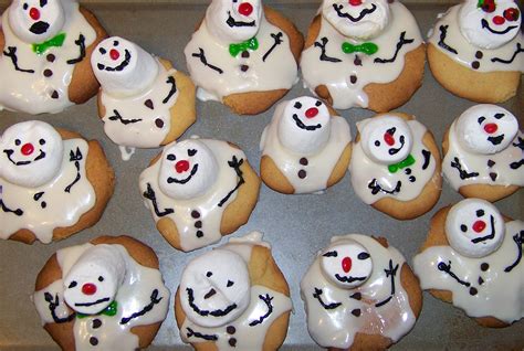 12 cookies with the decorations baked right in. Snowman Holiday Cookies image - Free stock photo - Public ...