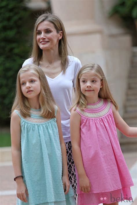 La Reina Letizia Con Sus Hijas En Su Posado En Marivent Fotos En Bekia