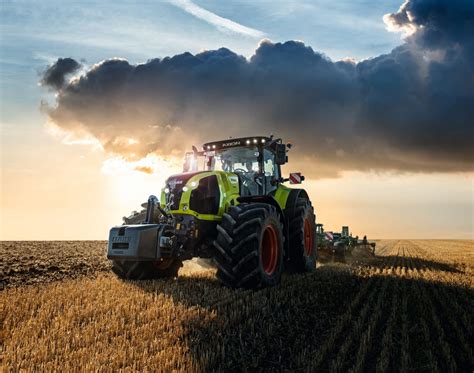 Stage V Updates To The Claas Axion 800 Tractor Range Wheels And Fields