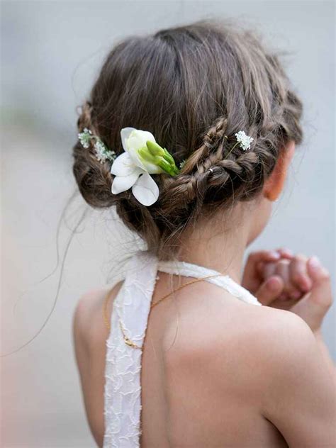 There are many hairstyles that can make you look stunning and awesome if you can choose the suitable style for it. 14 Adorable Flower Girl Hairstyles