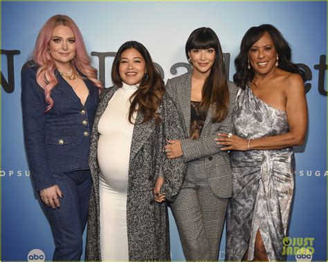 Photo Gina Rodriguez Still Preg Not Dead Yet Costars Abc Premiere 01