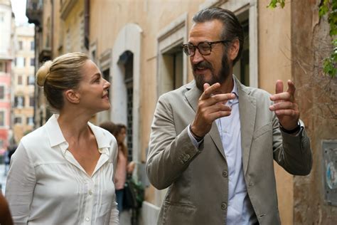 Tutta colpa dell'amore conferma il fatto che la cerimonia nuziale resta l'ultimo grande rito collettivo, su cui vengono costruite le svolte di sceneggiatura, su cui si adagiano i ritmi stessi del racconto: BoxOfficeBenful: TUTTA COLPA DI FREUD la Recensione di Benful
