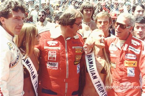 Hawaiian Tropic Girls With Rolf Stommelen Dick Barbour And Paul Newman At Hours Of Le Mans