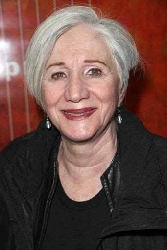 Olympia dukakis holds her oscar, in los angeles in 1988. Olympia Dukakis | Actriz, Mejores actores, Actriz ...