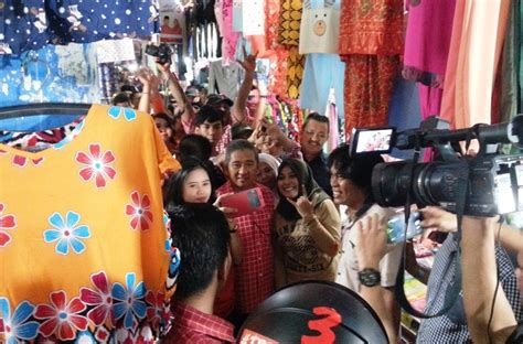 Abm Jadi Rebutan Selfie Di Pasar Sentral Mamuju Katinting