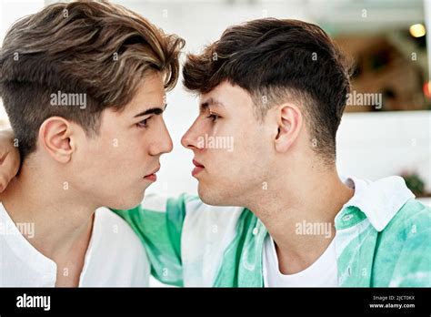 Schwule Jungs Küssen Sich Fotos Und Bildmaterial In Hoher Auflösung