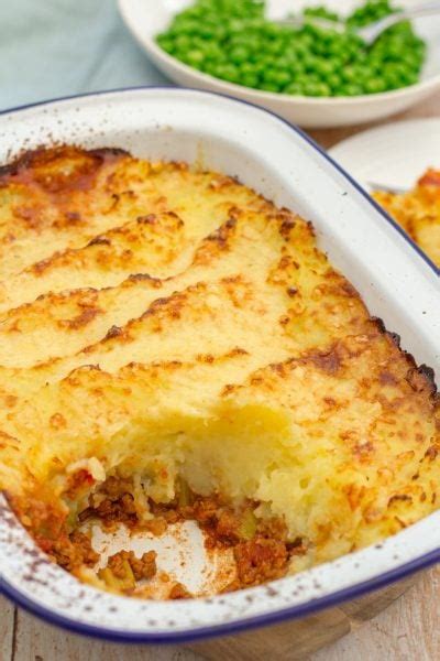 Plunge your spoon into a shepherd's pie with creamy mash and flavourful lamb mince. Quorn Shepherd's Pie - Easy Peasy Foodie