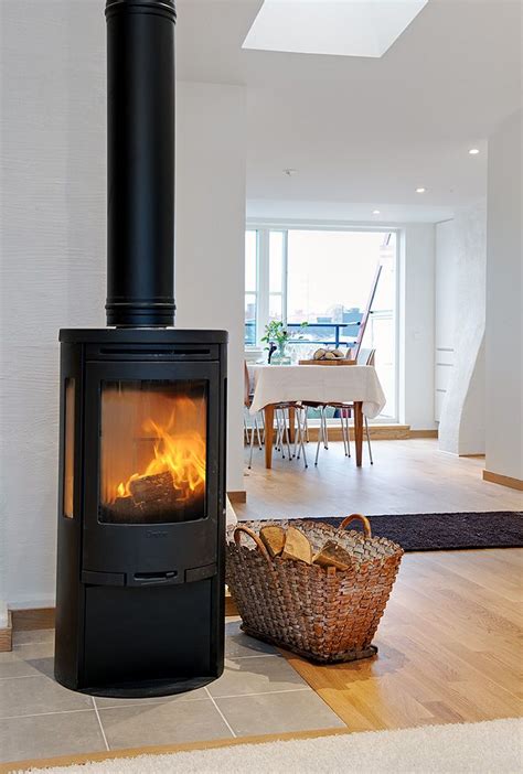 The scandinavian wood stove adds warmth to the modern space. Pin by Hönshuset Creative Studio on For the Home | Home ...