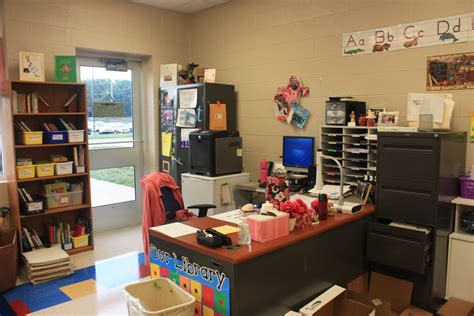 Teachers Desk Classroom Pictures Classroom Decor Art Room Vanity
