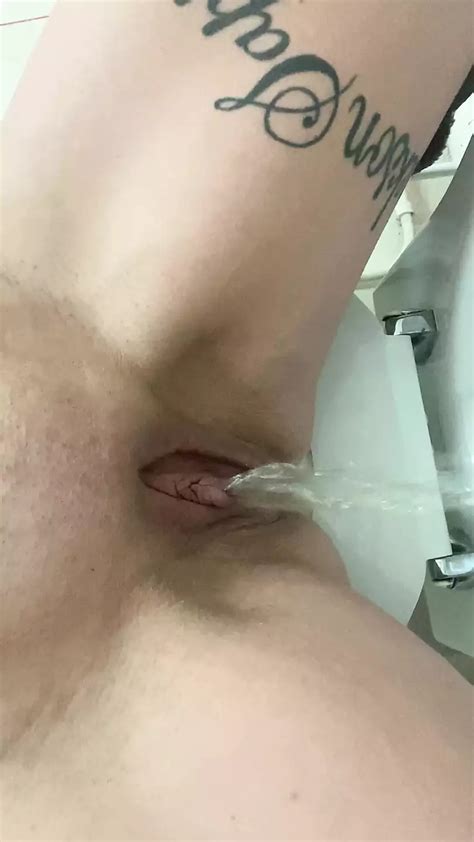 pov in öffentliche toiletten pissen xhamster