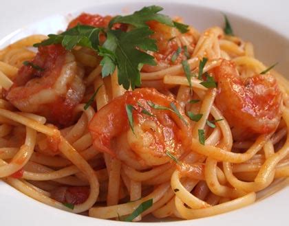 Garidomakaronada is made of garides (prawns) and makaronia (pasta, especially spaghetti), often cooked with tomato sauce. Chef Recipes: ΛΙΓΚΟΥΙΝΙ ΜΕ ΓΑΡΙΔΕΣ