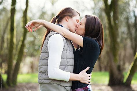 Attractive Babe Lesbian Couple Kiss In The Park Del Colaborador De