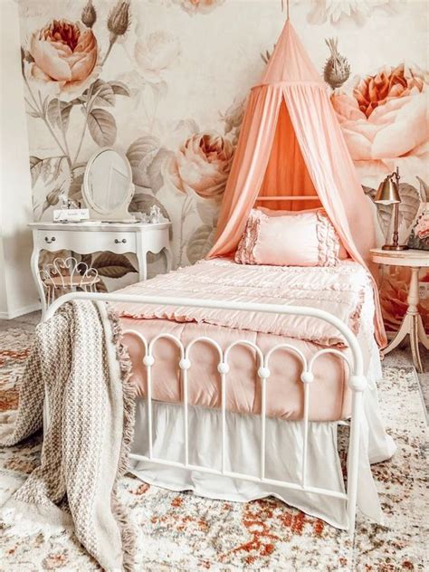 See more ideas about decor, bedroom decor, vintage bedroom decor. Classic Bedroom with Great Vintage Style Decor Ideas - RooHome