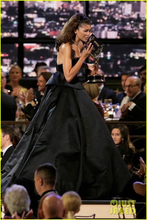 zendaya makes history again with second lead actress win at emmys 2022 photo 4818467 pictures