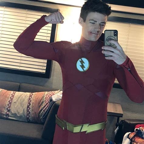 the flash grant gustin reveals new suit for this season serpentor s lair grant gustin