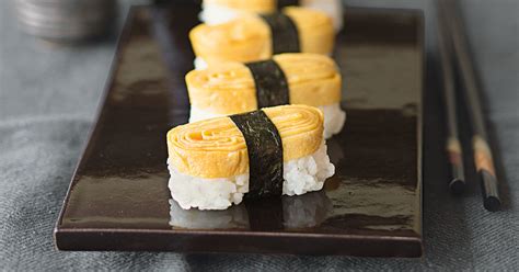 One source i read said that the ideal formula was an 8:1:1 ratio of dashi to soy and mirin, but this notion of an ideal ratio. Tamago-Nigiri Rezept | Küchengötter