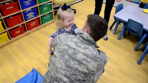 Padre E Hija Encontrándose ¡hermoso Militar Vuelve A