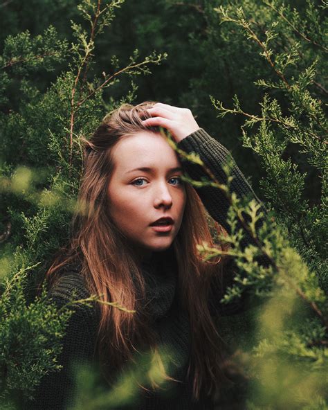 📸 Maggie Blackmon Photography Woods Green Artsy Photoshoot Turtleneck Winter Fall