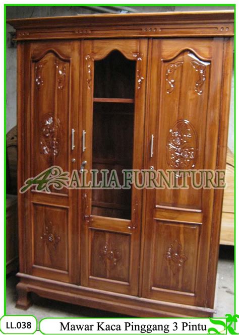 Lemari pakaian model sliding door bisa menjadi pilihan menarik jika anda ingin menghadirkan suasana unik di dalam ruangan. Lemari Pakaian Klender Kaca tengah model pinggang - Allia Furniture