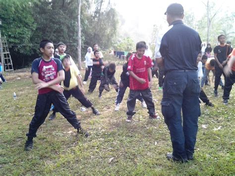 Mereka membantu orang yang memerlukan bantuan. Pusat Sumber SKHHD: PROGRAM KEPIMPINAN DAN PEMANTAPAN ...