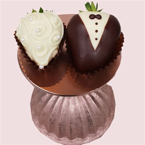 Fruity T Bride And Groom Chocolate Covered Strawberries