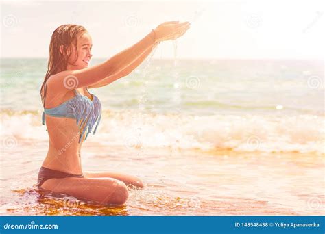 Sch Nheit Im Bikini Ein Sonnenbad Nehmend An Der K Ste Stockfoto Bild