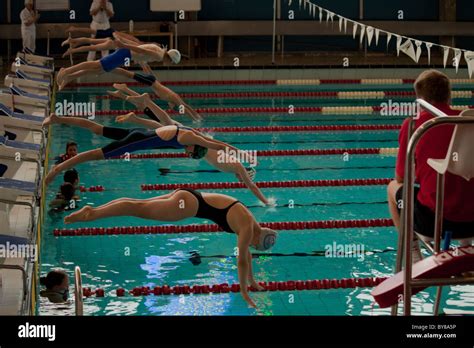 Los Nadadores De Carreras Femeninas Volando De Los Bloques Fotografía