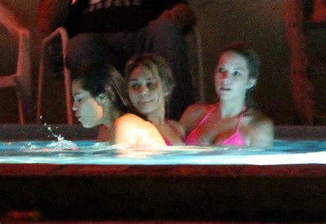 Selena Gomez Photos Vanessa Selena And Ashley Film A Hot Tub Scene