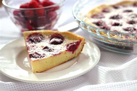 In a standard blender, or using an immersion blender and a bowl, mix the eggs, flour, vanilla and almond extracts, ½ cup sugar, and milk together until smooth. Recette du clafoutis aux cerises | Pratique.fr