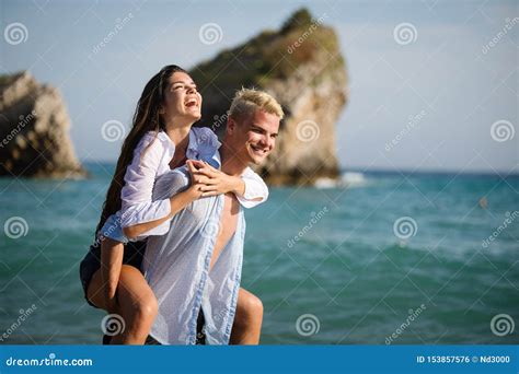 Pares Jovenes Felices Que Tienen La Diversi N Y Amor En La Playa Foto De Archivo Imagen De